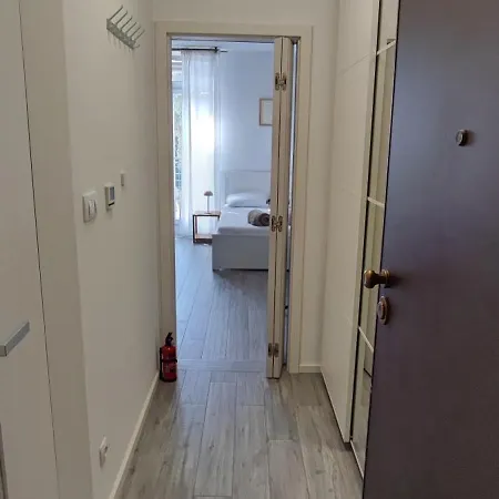 Leonora Apartment *